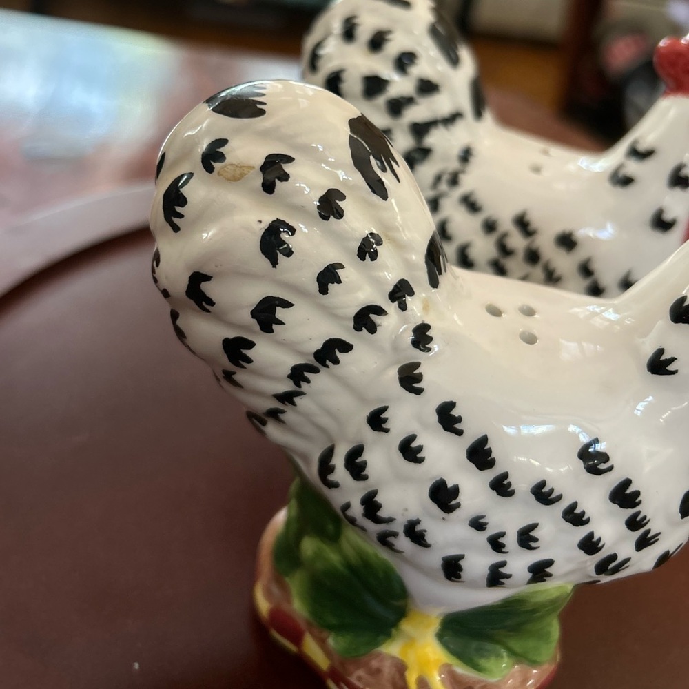 Farmhouse Chicken/Rooster – Ceramic Salt & Pepper Pair🐓 - Picture 6 of 6